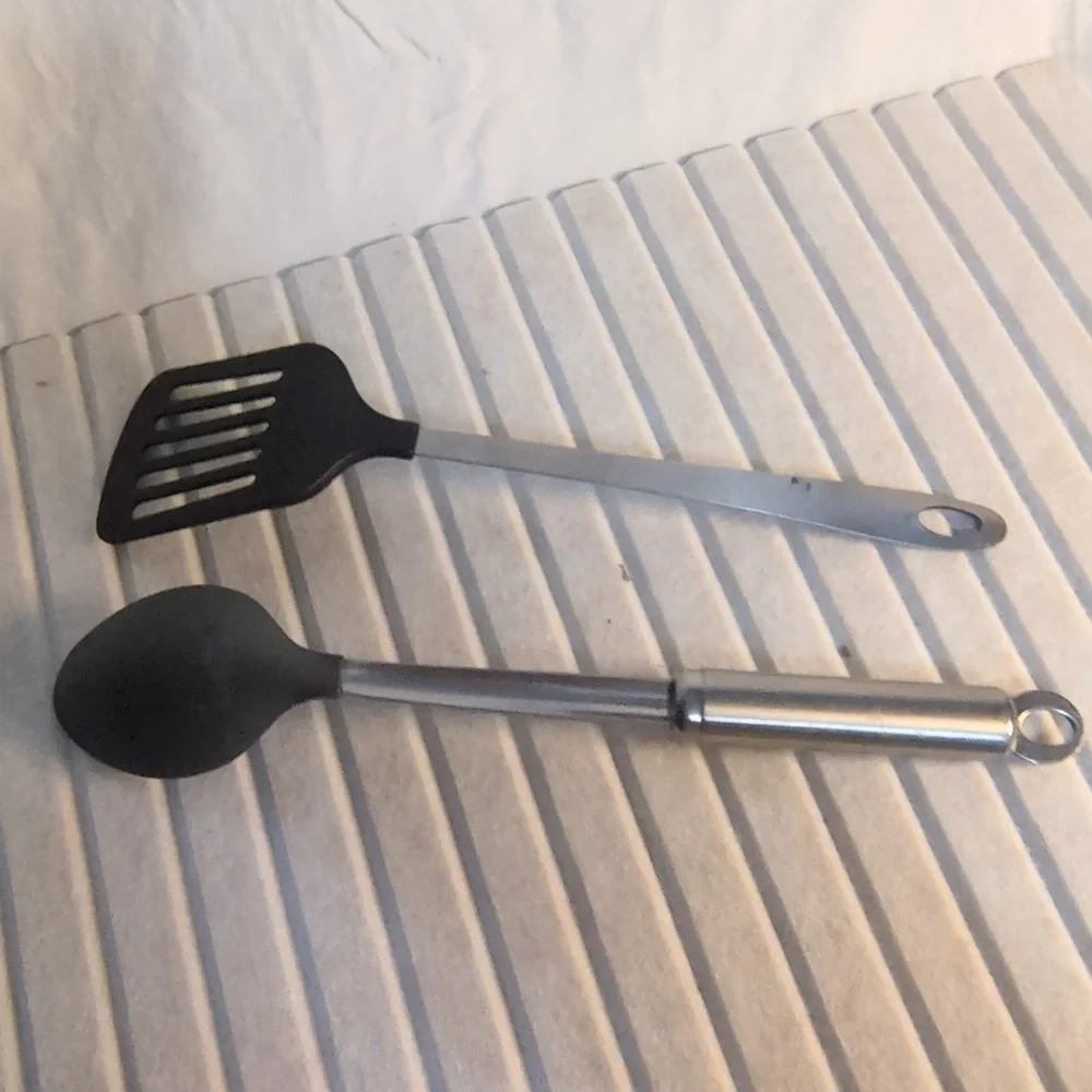 Hoffritz Black‎ & Silver Stainless Steel Cooking Spoon & Turner is unbranded